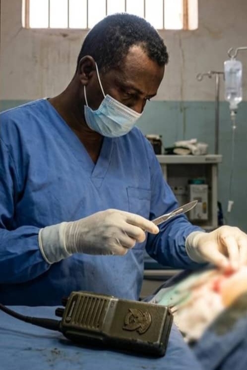 بين “المشرط” و”الرتبة”: هل تحول الحقل الطبي في السودان إلى غرفة عمليات استخبارية؟