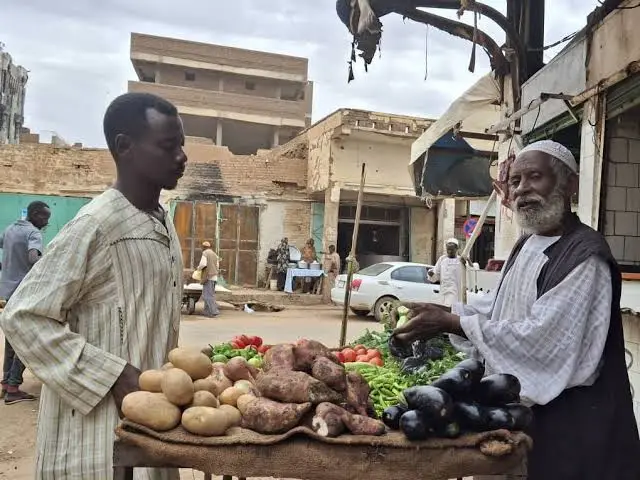 الخرطوم بين شبح الانفلات وغلاء المعيشة.. أزمة مركبة تثقل كاهل المواطنين